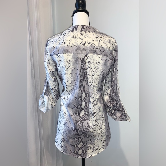 CHIC ❤️ Boutique faux snakeskin roll sleeve crossover women’s top size medium - Picture 6 of 12